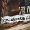 Husskilt-hvit-svart-56x13cm