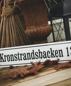Husskilt-hvit-svart-56x13cm