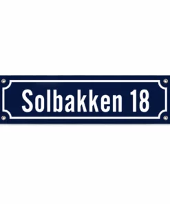 husskilt-bla-hvit-solbakken-gammeldags