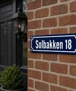 husskilt-bla-hvit-solbakken-18-tegelfasad