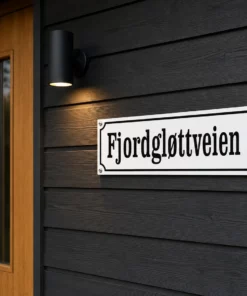 husskilt-hvit-svart-enkeltlinje-fasad
