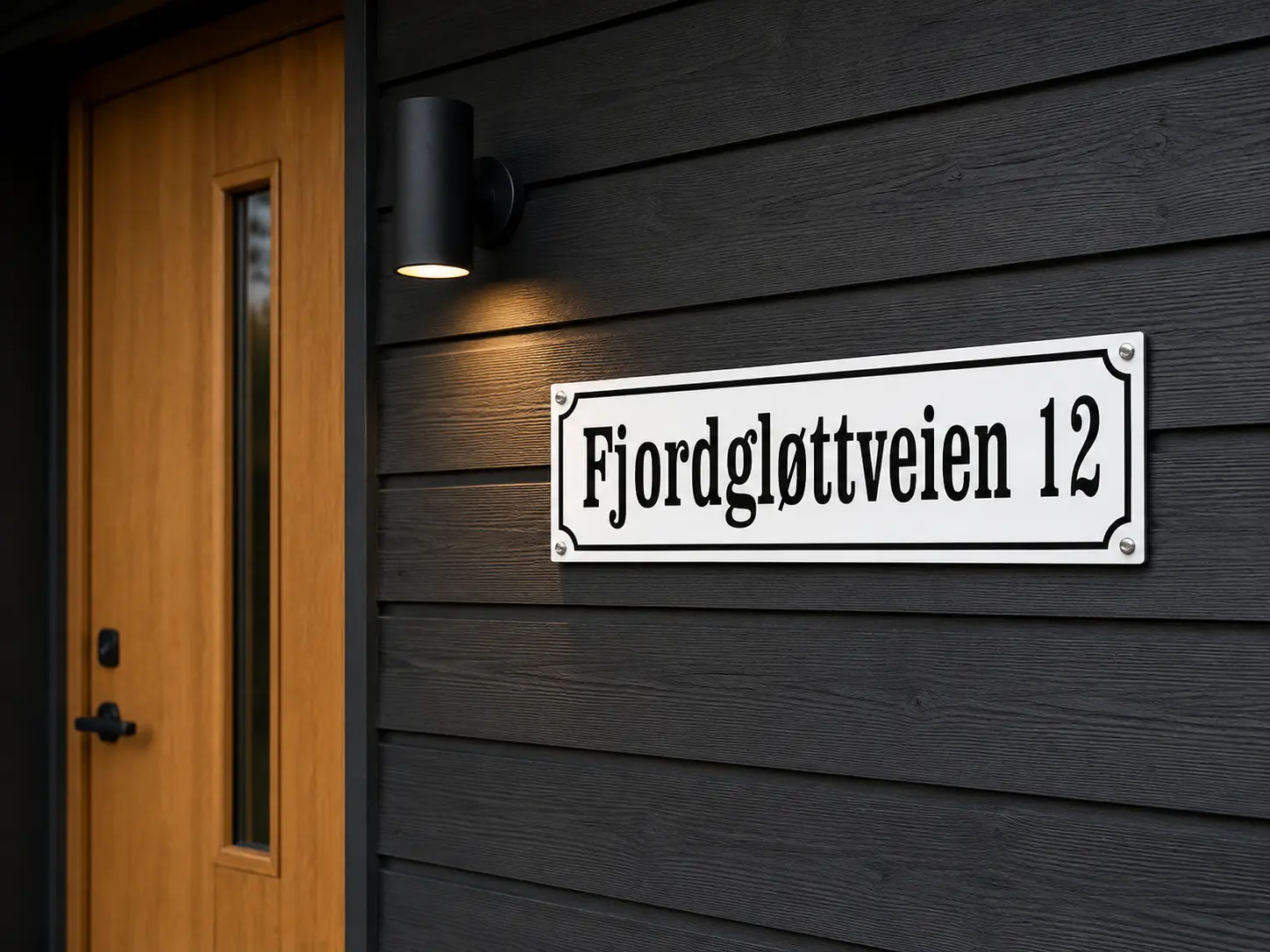 husskilt-hvit-svart-enkeltlinje-fasad
