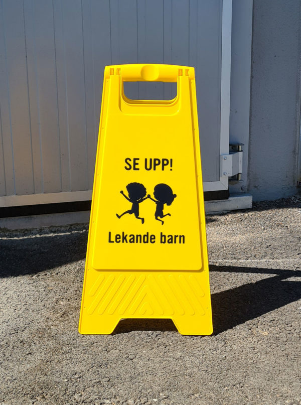 Lekande-barn-se-upp