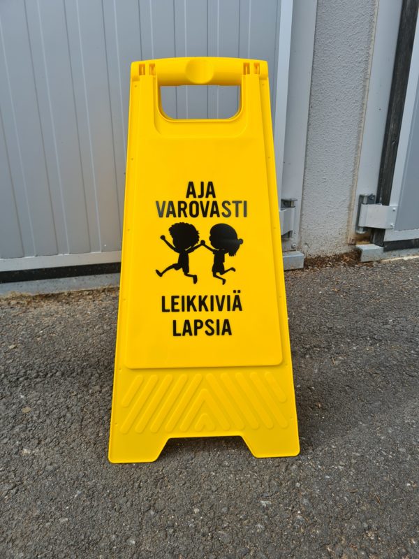 aja-varovasti-leikkiviä-lapsia-kyllti