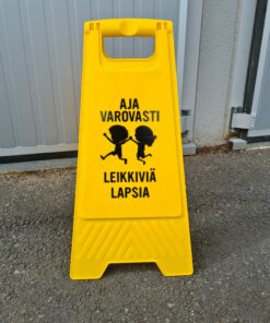 aja-varovasti-leikkiviä-lapsia-kyllti